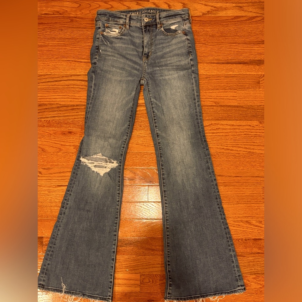 American eagle flared jeans in size zero, barley worn in great condition